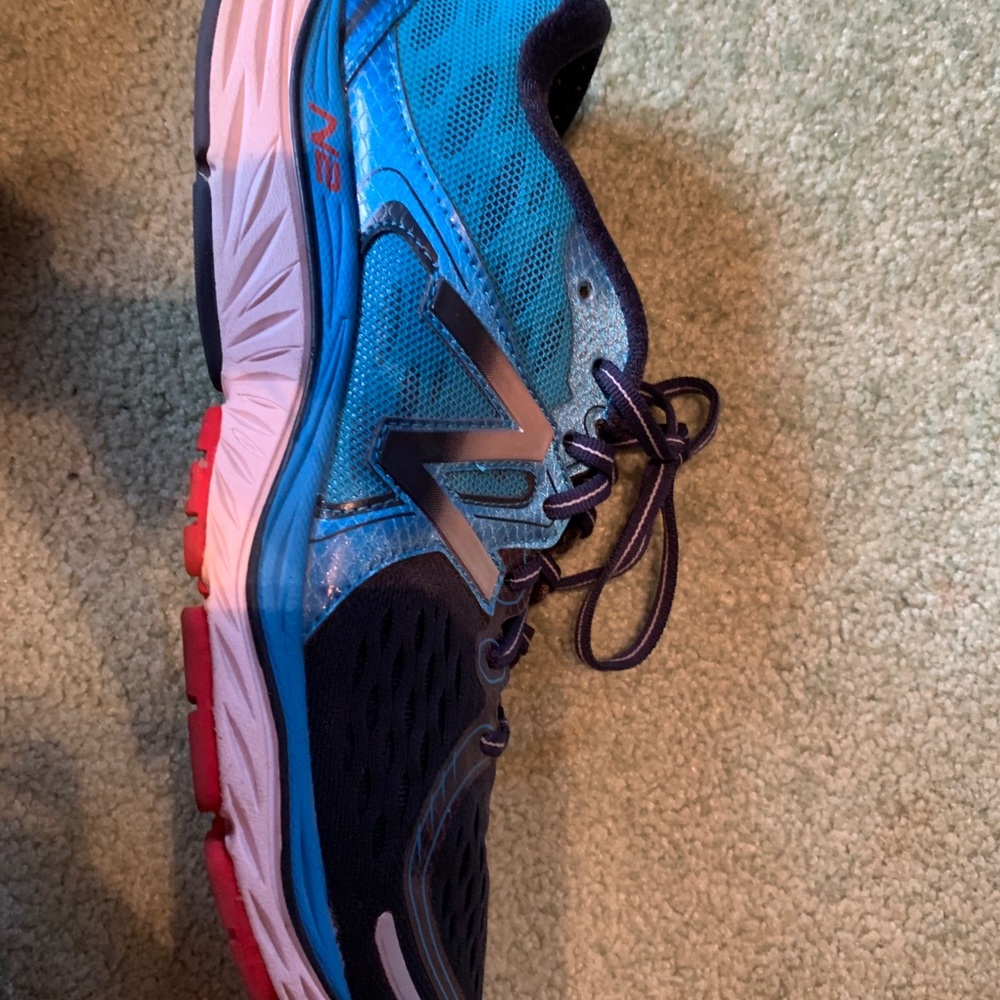 New balance tennis shoes